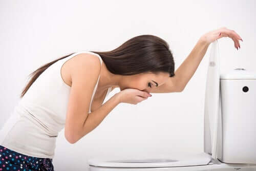 Femeie experimentând greață în baie