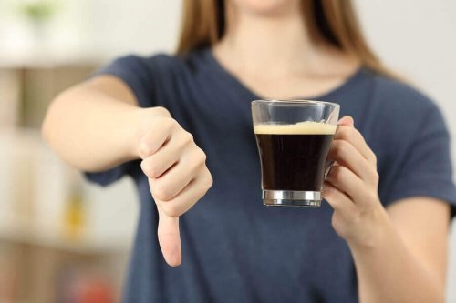 Femeie care spune nu cafelei