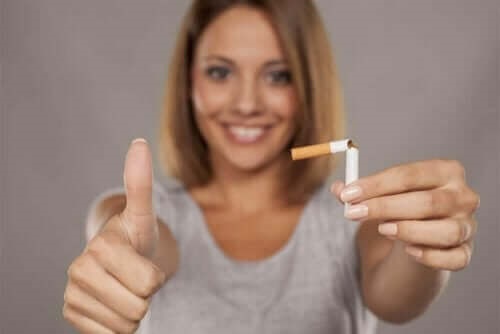 Femeie spunând nu țigărilor