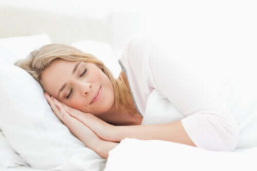 Femeie care a adoptat obiceiuri pentru îmbunătățirea calității somnului