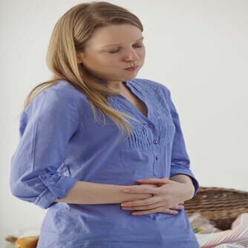 Femeie copleșită de simptomele aerofagiei