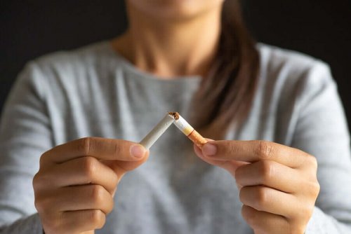 Femeie rupând o țigară în două