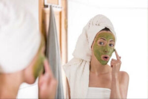 Tratarea acneei cu ceai verde: mit sau adevăr?