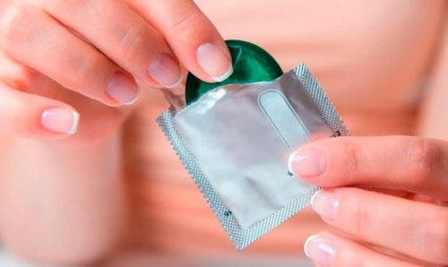 Informații despre prezervativul feminin înscrise pe ambalaj