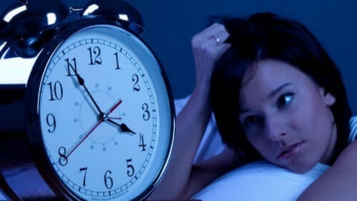 Femeie care suferă de mai multe tipuri de insomnie