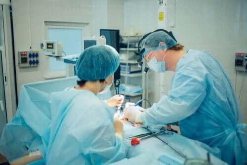 Medic care explică elevilor ce sunt abcesele intraabdominale