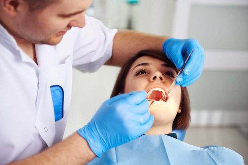 Medic stomatolog verificând dinții unei paciente