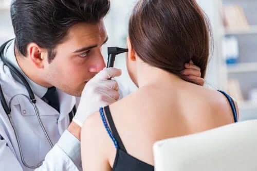 Medic care consultă o pacietă cu vertijul paroxistic pozițional benign
