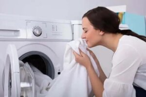 Cum să scapi de mirosul de mucegai al hainelor
