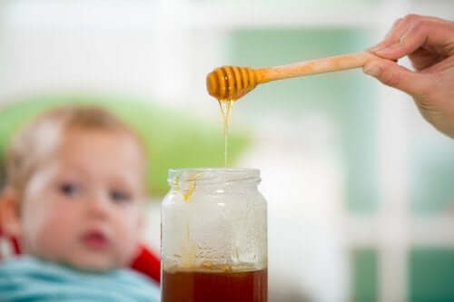 Mierea în alimentația bebelușilor: pericole nebănuite