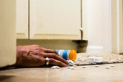 Pasttile de Tramadol lângă un om căzut pe podea