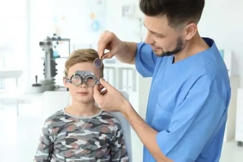 Participați la testul ZEISS online pentru verificarea vederii și testați-vă calitatea vederii.