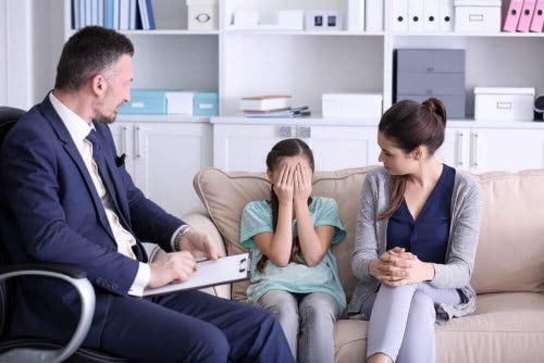 Psiholog consultând o fetiță cu tulburarea de opoziție