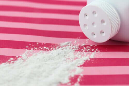 Pudră de talc aplicată pe o țesătură