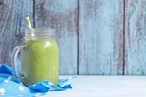 Shake cu proteine de cânepă și legume verzi