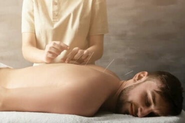 Acupunctura ajută la durerile articulare)