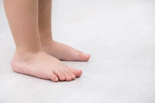 Caracteristici și tratamente pentru piciorul plat