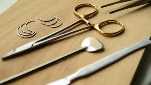 Ustensile folosite în tratamente pentru tungiază