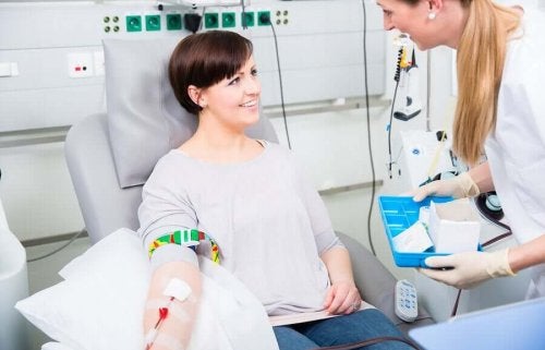Asistent explicând transfuziile de sânge unui pacient