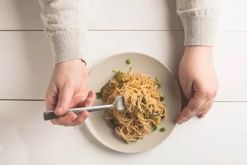 Bărbat care știe că este bine să consumi paste integrale