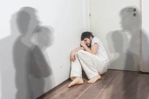 Bărbat care suferă de schizofrenie