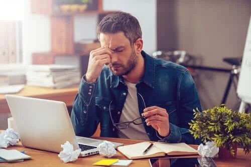 Bărbat care suferă de sindromul depresiv după vacanță