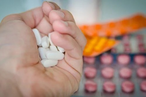 Bărbat care profită de utilizările medicamentului Meloxicam