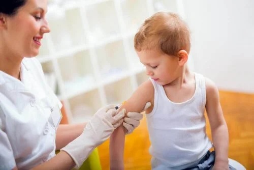 Copil vaccinat de Ziua Mondială a Meningitei