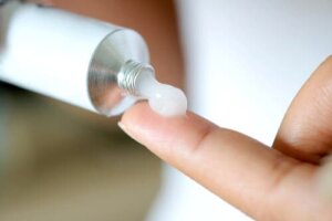 Aplicarea corticosteroizilor topici: informații esențiale