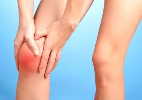 Fată care are o durere de genunchi