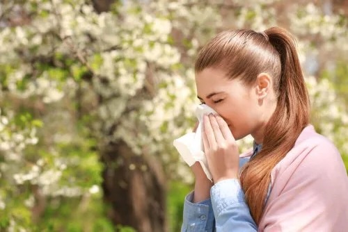 Fată care vrea să scape de excesul de mucus la nivelul gâtului