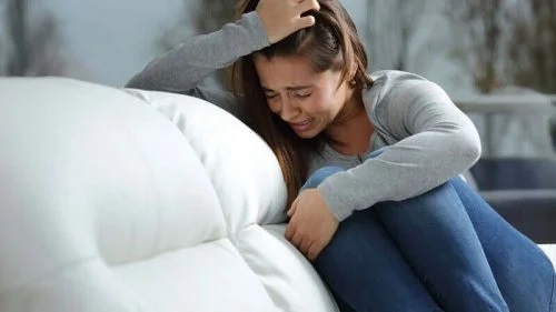 Fată care nu știe cum să faco față gândurilor obsesive