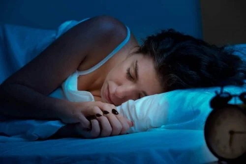 Fată care a pus în aplicare sfaturi pentru un somn mai bun