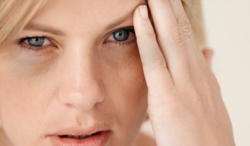 Fată care experimentează simptome neobișnuite ale infarctului la femei