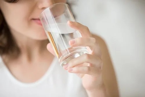 De ce să bei apă pe stomacul gol?