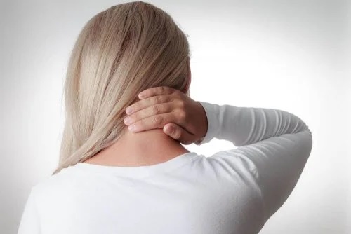 Femeie care are dureri la nvelul gâtului