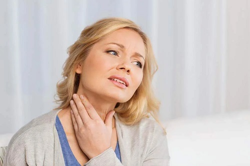 Femeie cu noduli tiroidieni