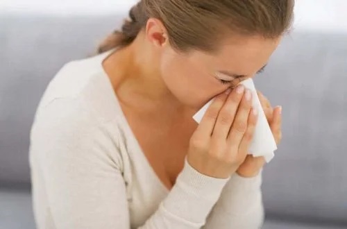 Femeie care se confruntă cu simptomele alergiilor