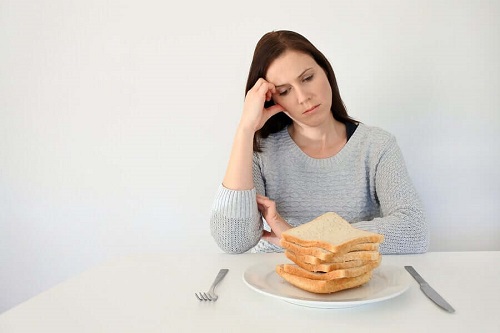 Femeie supărată pentru că nu poate mânca pâine