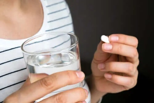 Femeie care cunoaște utilizări ale medicamenului Acitretin
