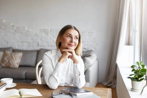 Femeie în vârstă aplicând trucuri pentru formarea unui obicei