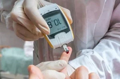 Medic care verifică funcția glucozei
