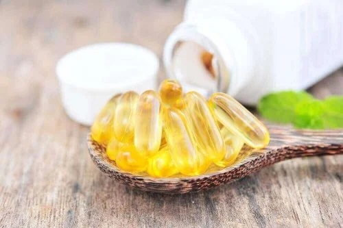 Lingură cu capsule de vitamina B6