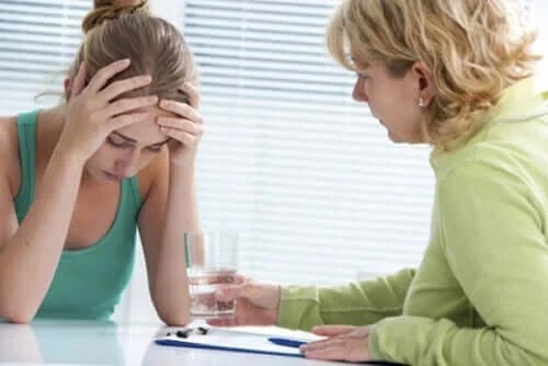 Mamă și fiica discutând