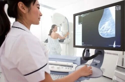 Medic care identifică cauzele mastalgiei