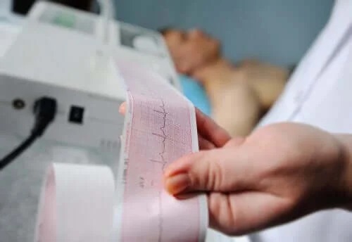 Medic care citește un EKG