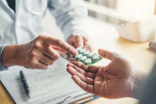 Medic care oferă o folie de medicamente
