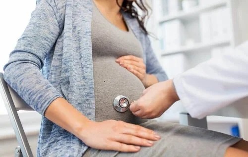 Medic explicând ce presupune consumul de cofeină unei gravide