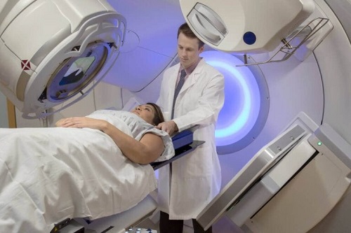 Medic pregătind un pacient pentru radioterapie
