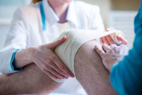 Medic care pansează un pacient